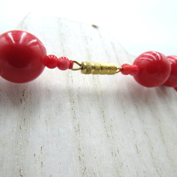Vintage Red Marbled Bead Necklace Gold Tone Clasp Statement Chunky Jewelry 30" - Picture 6 of 6